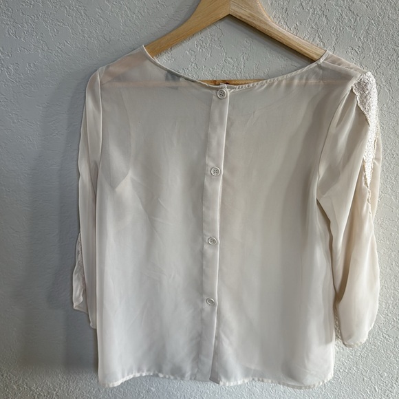 Vintage lace blouse with button up back - Picture 4 of 6